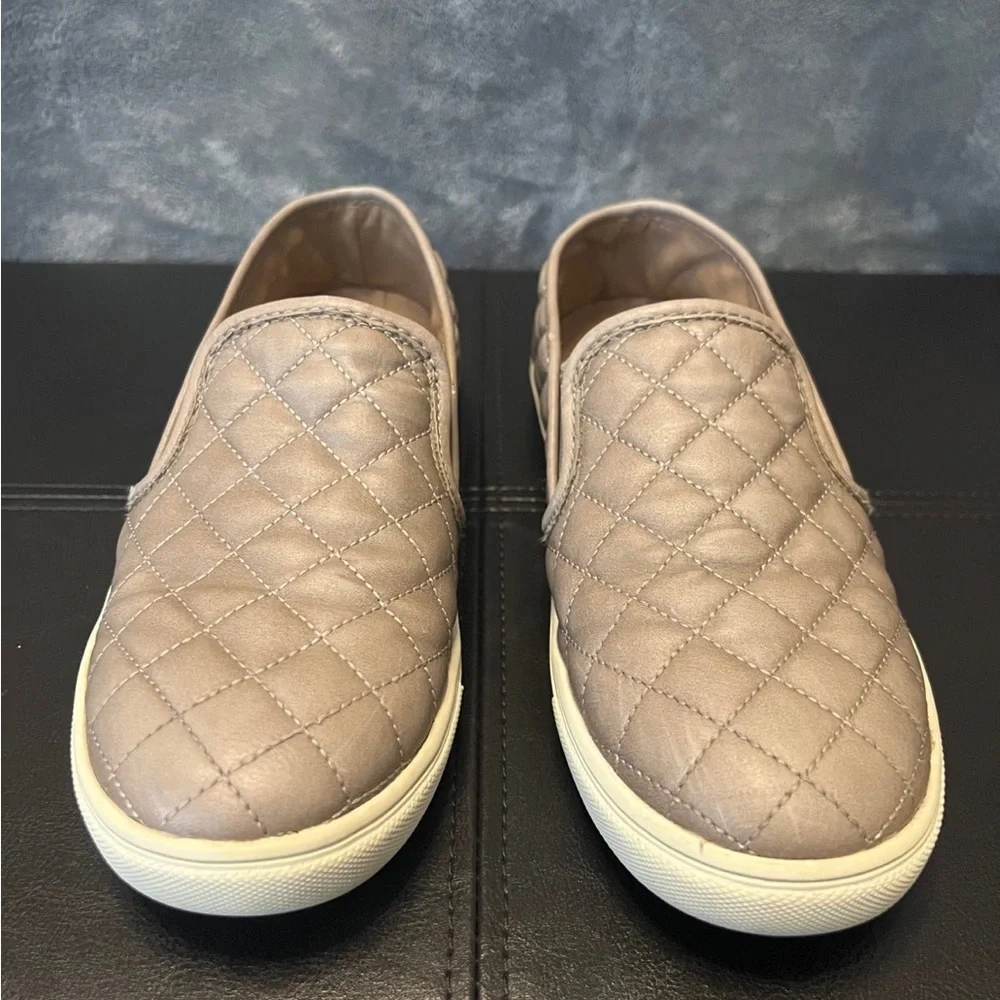 Steve Madden color tan